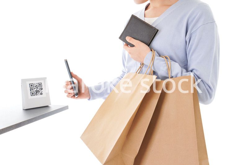 QRコード決済をする若い女性