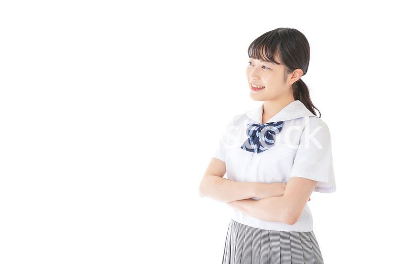 腕を組む制服を着た女子学生