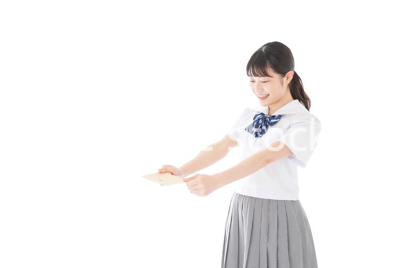 手紙を手渡す制服姿の女子学生