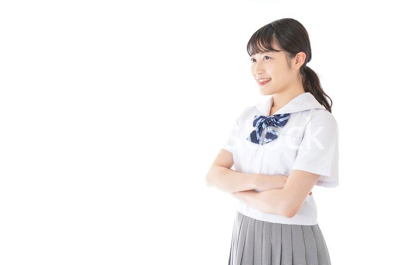 腕を組む制服を着た女子学生