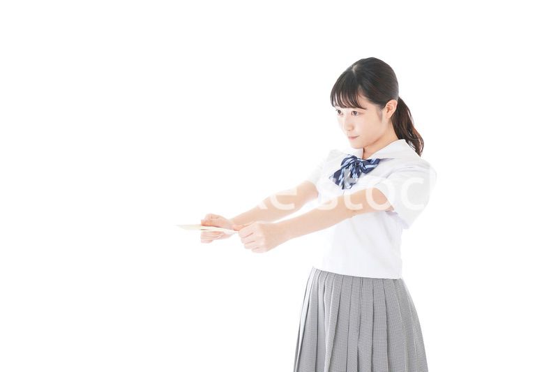 手紙を手渡す制服姿の女子学生
