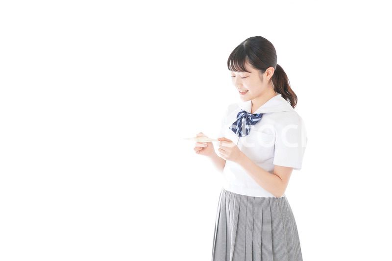 手紙を手渡す制服姿の女子学生