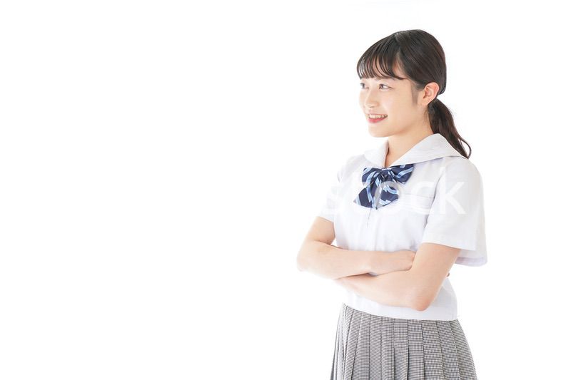 腕を組む制服を着た女子学生