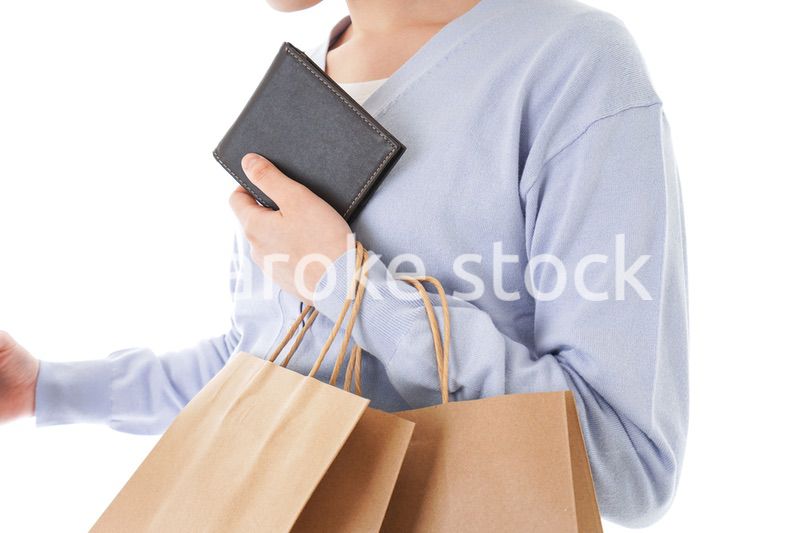 QRコード決済をする若い女性