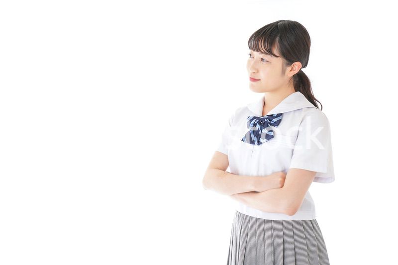 腕を組む制服を着た女子学生