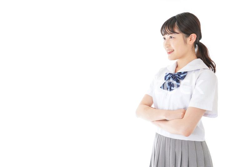 腕を組む制服を着た女子学生