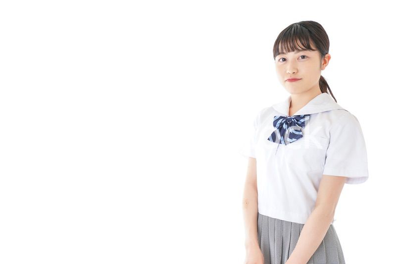 笑顔の若い制服姿の女子学生