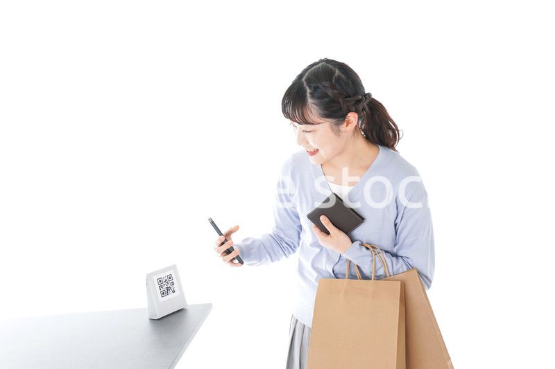 QRコード決済をする若い女性