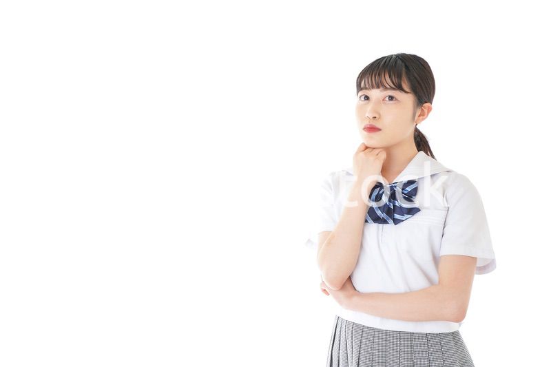 考え事をする学生