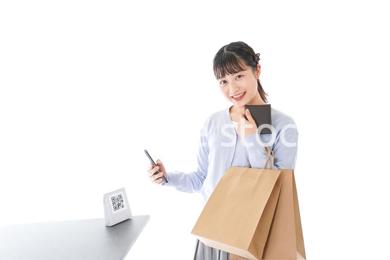 QRコード決済をする若い女性