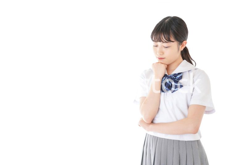 考え事をする学生