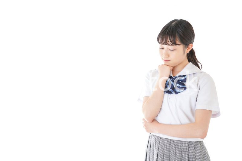 考え事をする学生