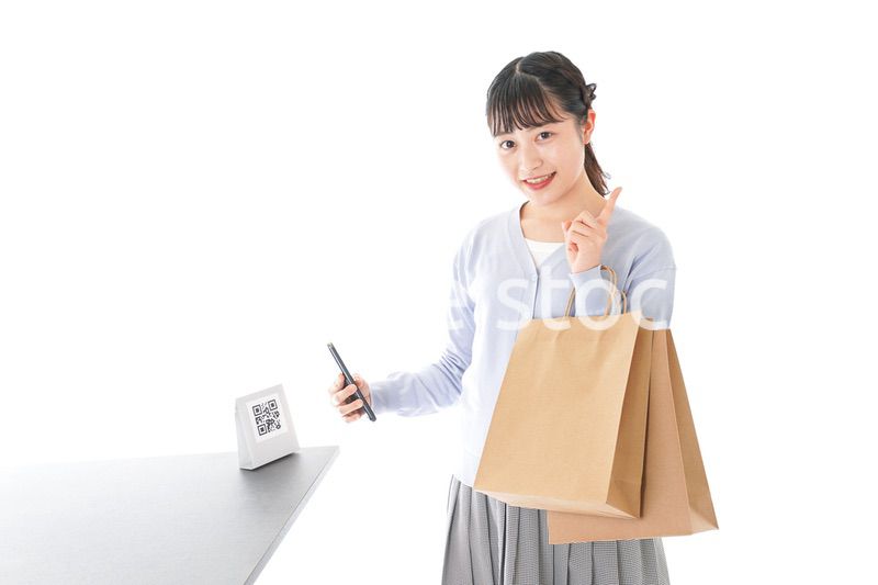 QRコード決済をする若い女性