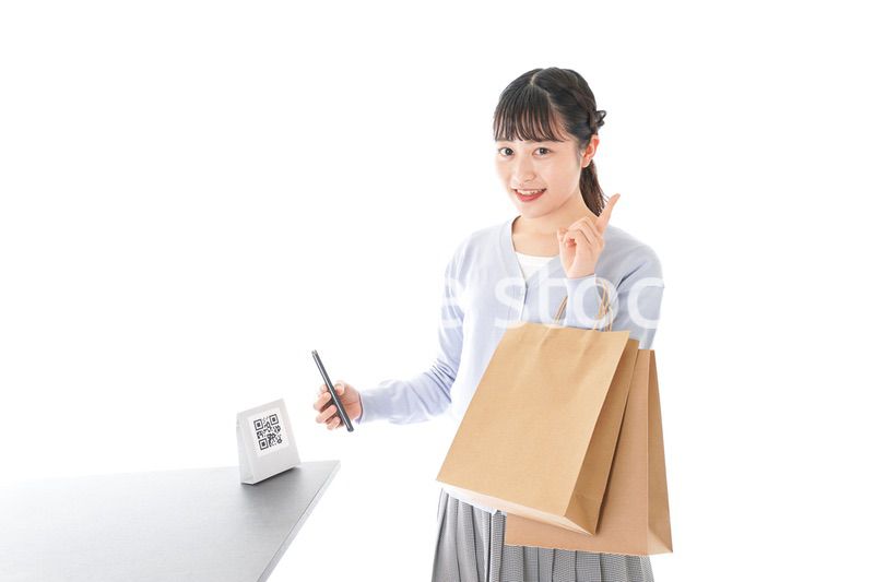 QRコード決済をする若い女性