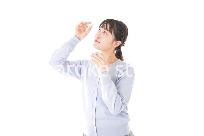 目薬を入れる若い女性