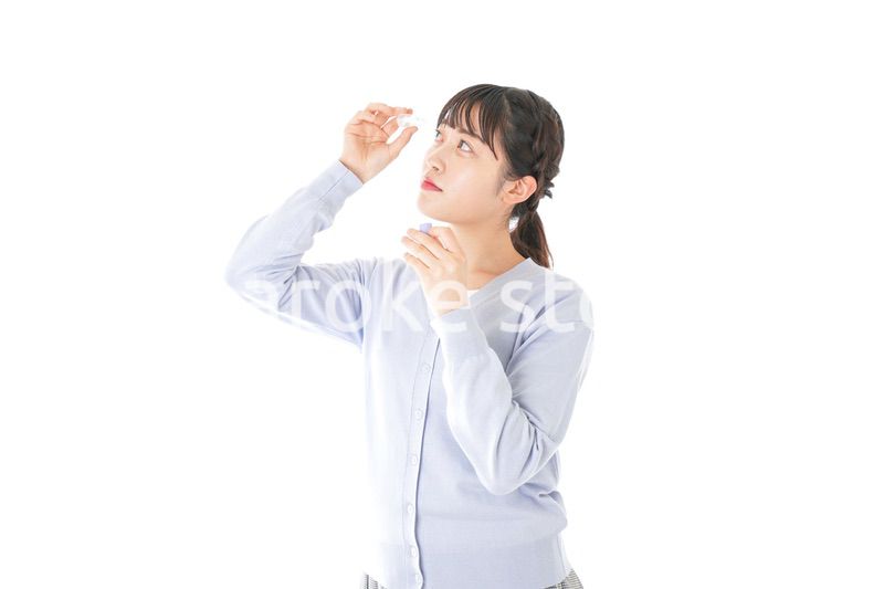 目薬を入れる若い女性