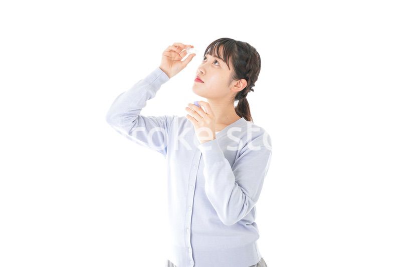 目薬を入れる若い女性