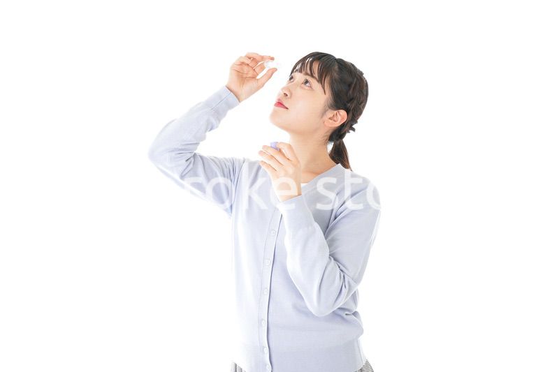 目薬を入れる若い女性