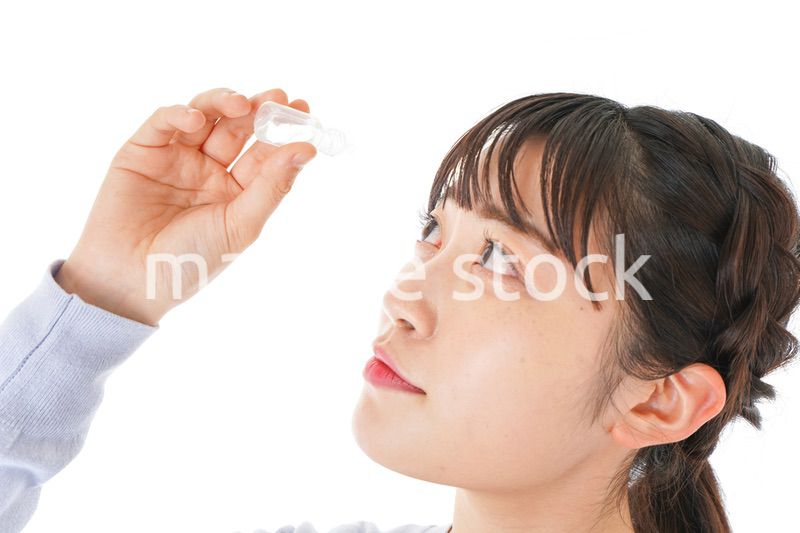 目薬を入れる若い女性