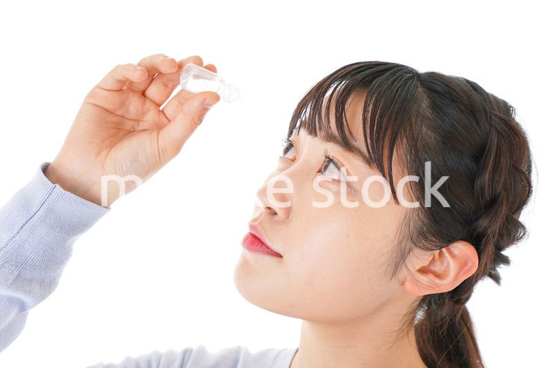 目薬を入れる若い女性