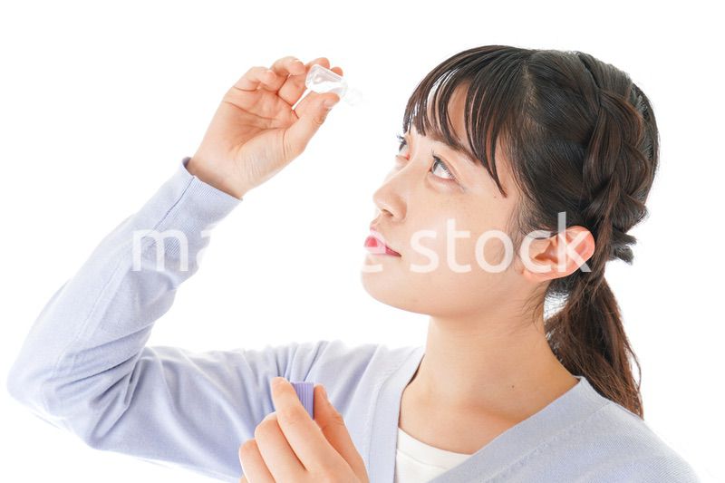 目薬を入れる若い女性