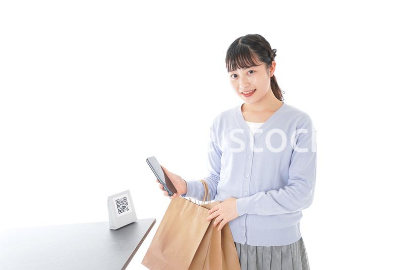 QRコード決済をする若い女性