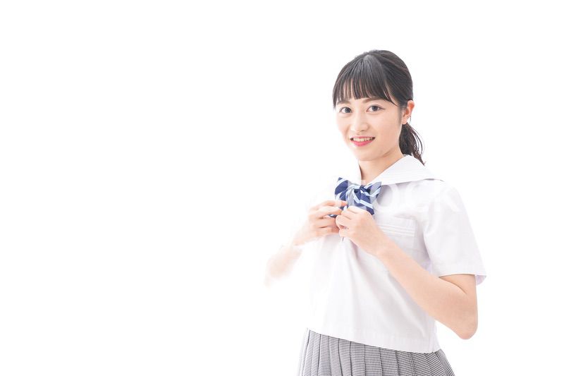 制服を着る女子学生