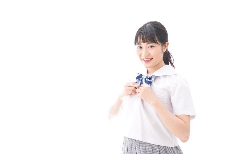 制服を着る女子学生