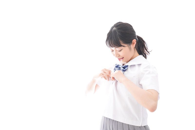 制服を着る女子学生