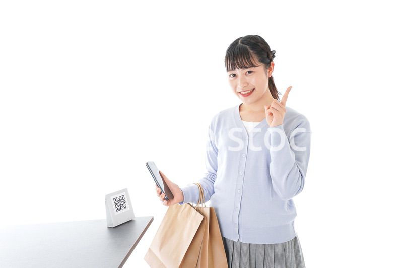 QRコード決済をする若い女性
