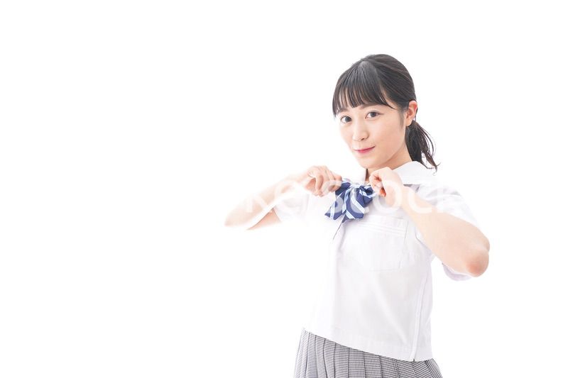 制服を着る女子学生