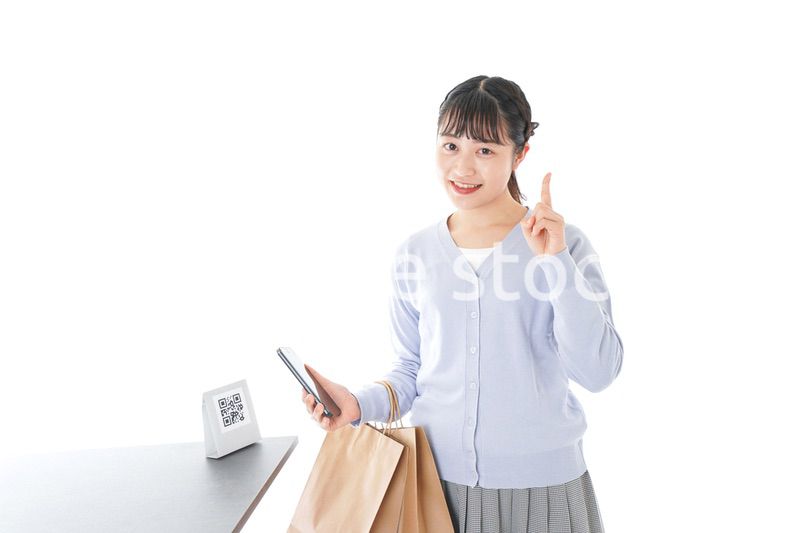 QRコード決済をする若い女性