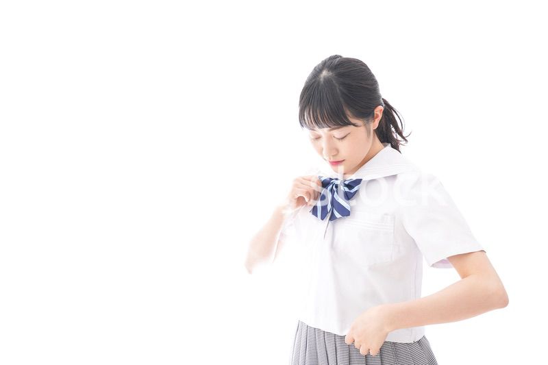制服を着る女子学生