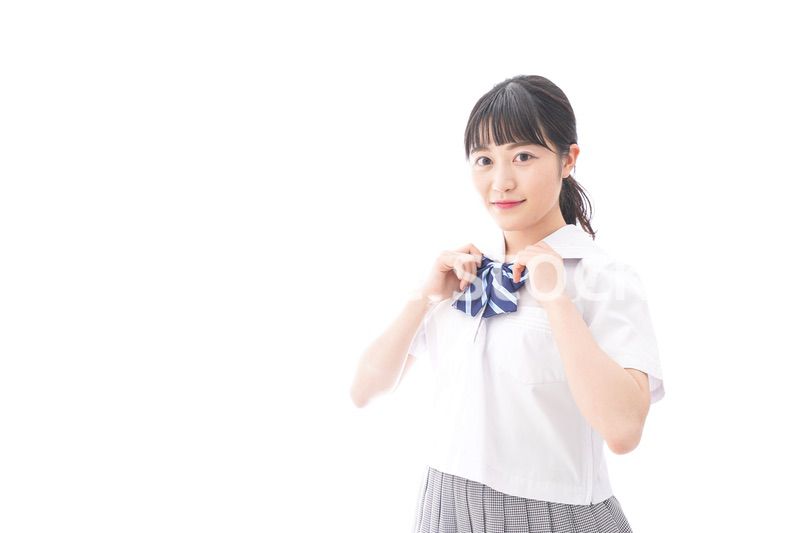 制服を着る女子学生