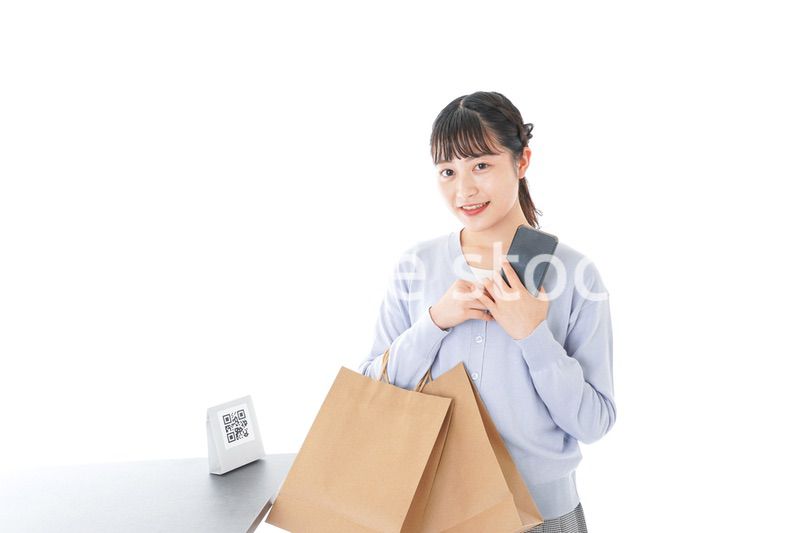 QRコード決済をする若い女性