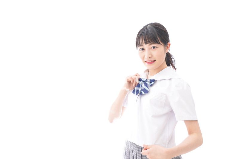 制服を着る女子学生