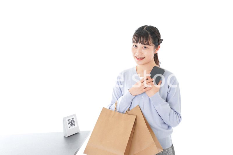 QRコード決済をする若い女性