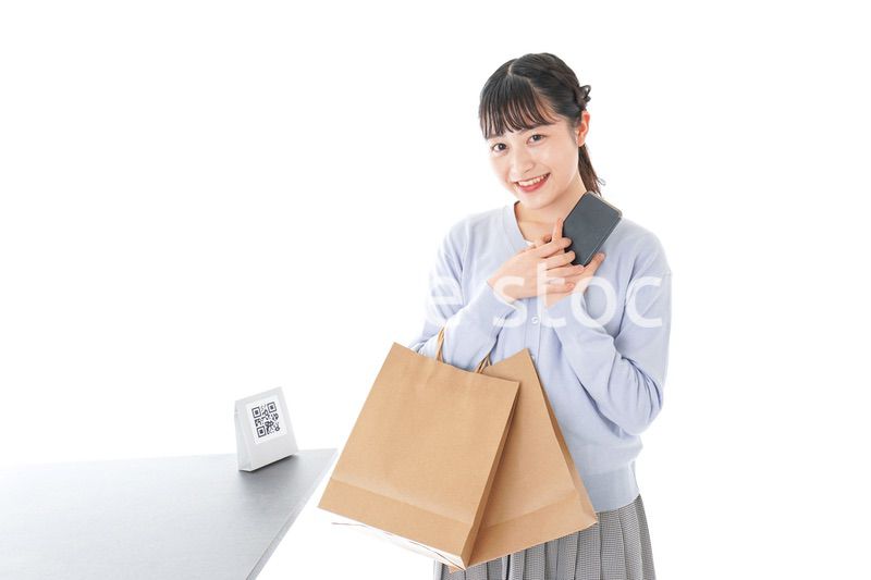 QRコード決済をする若い女性