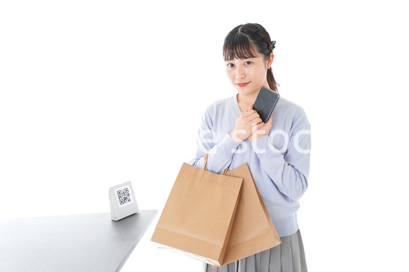 QRコード決済をする若い女性