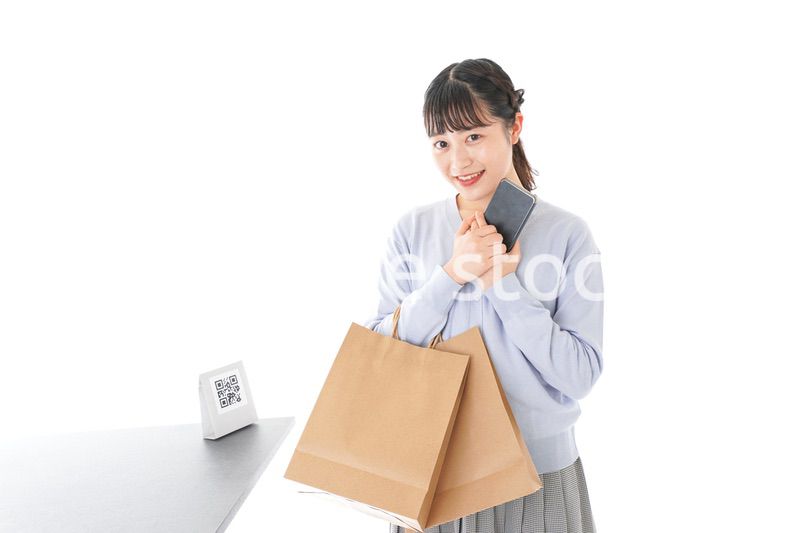QRコード決済をする若い女性