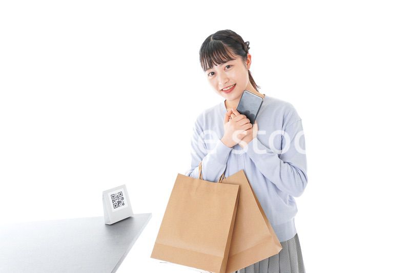 QRコード決済をする若い女性