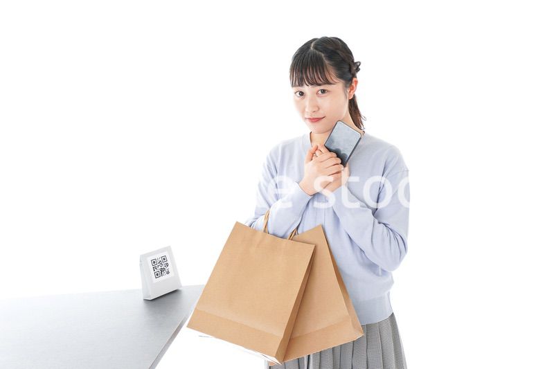 QRコード決済をする若い女性
