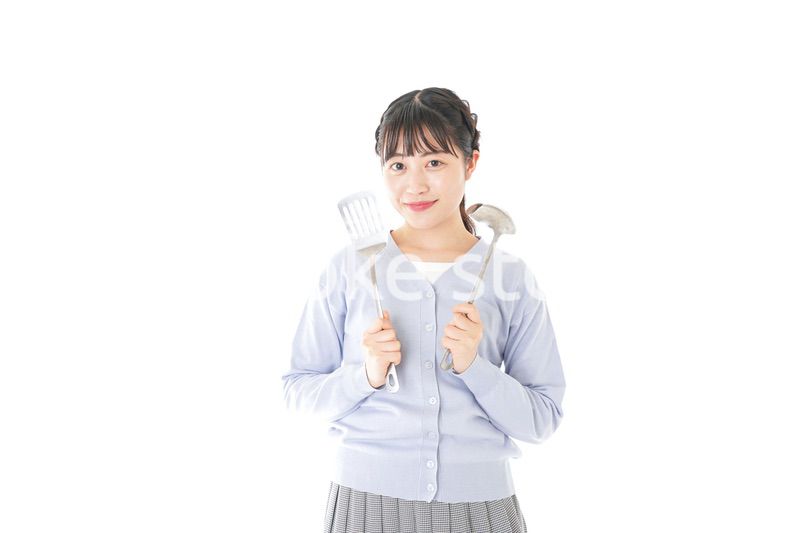 調理をする若い女性