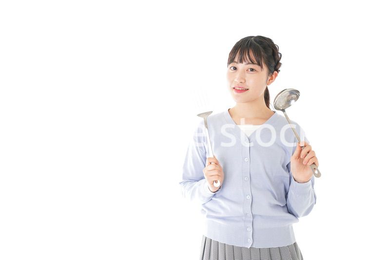 調理をする若い女性