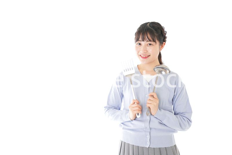 調理をする若い女性