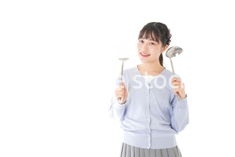 調理をする若い女性