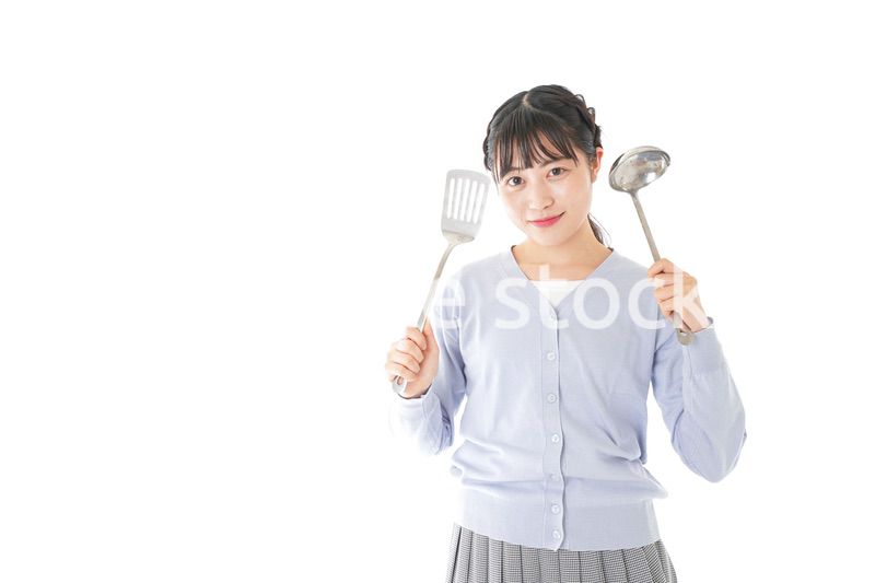 調理をする若い女性