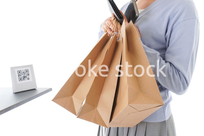 QRコード決済をする若い女性