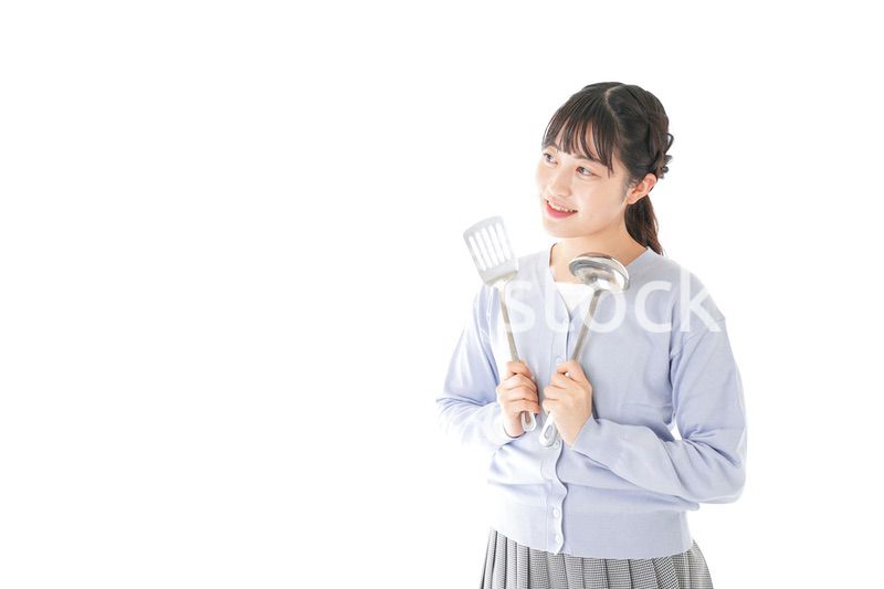 調理をする若い女性