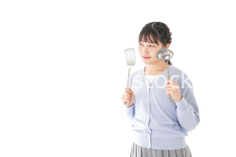 調理をする若い女性